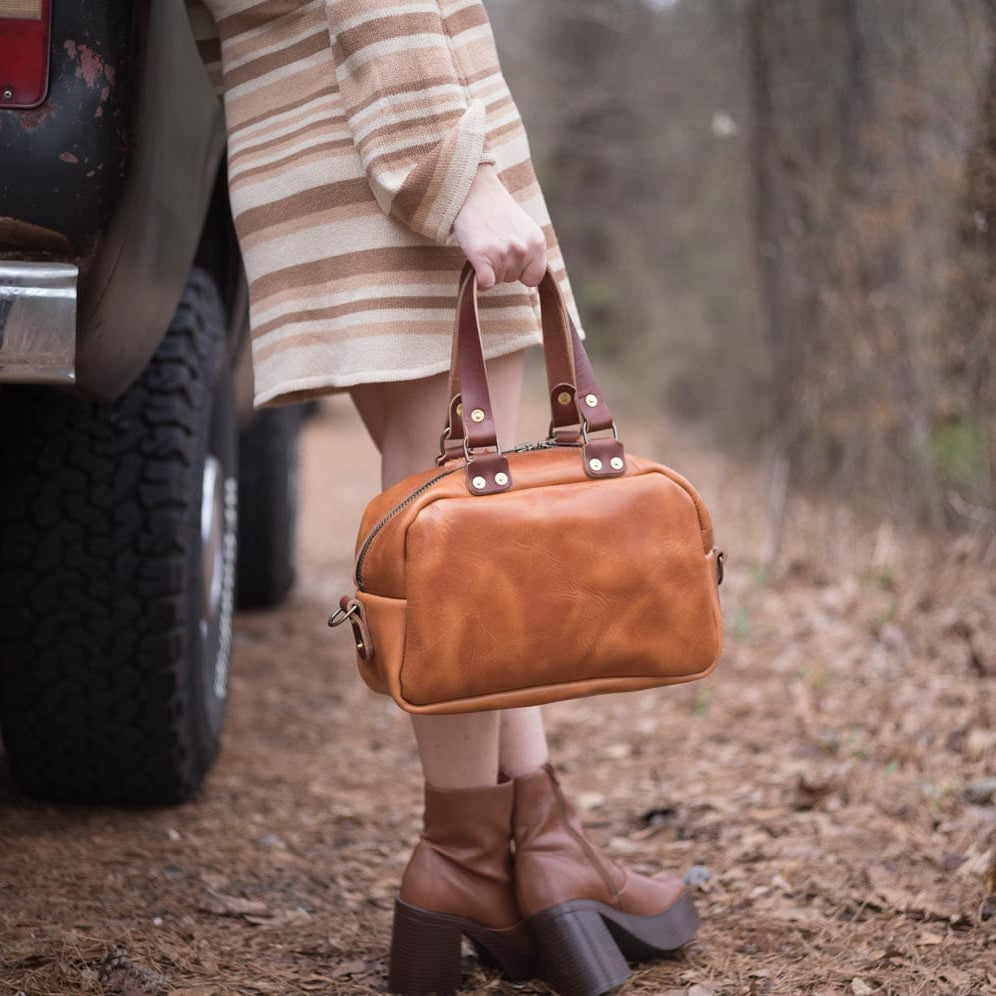 HOFFMAN LEATHER CROSSBODY BAG - CARAMEL