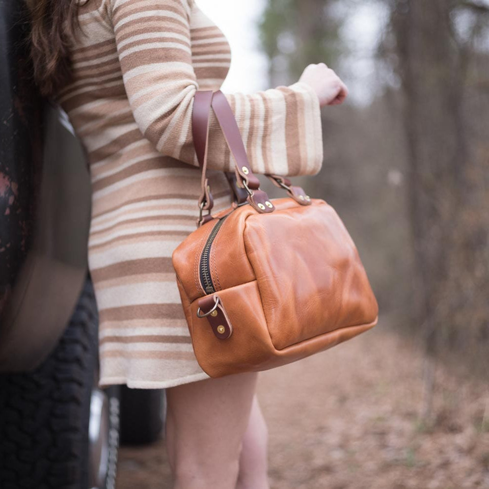 HOFFMAN LEATHER CROSSBODY BAG - CARAMEL