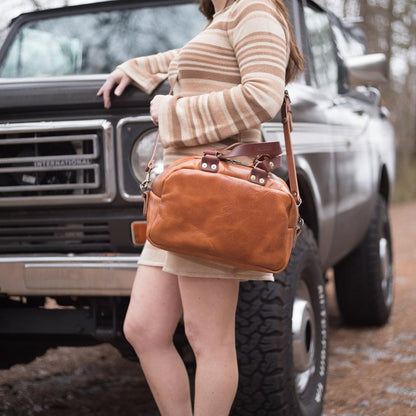 HOFFMAN LEATHER CROSSBODY BAG - CARAMEL