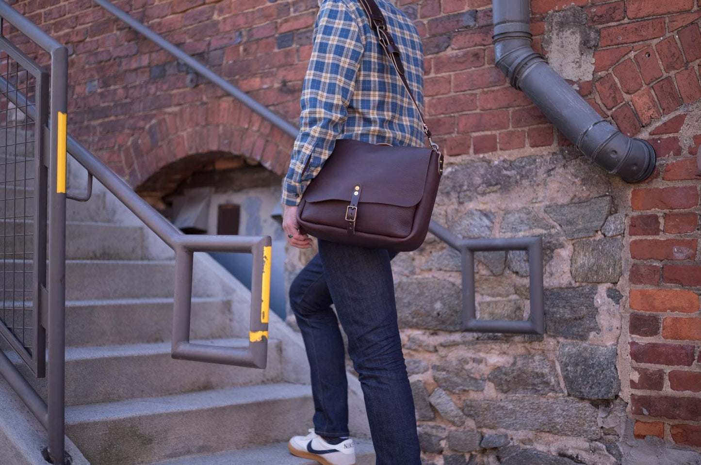 STEPHEN LEATHER MESSENGER BAG - SMALL - CHERRY BISON