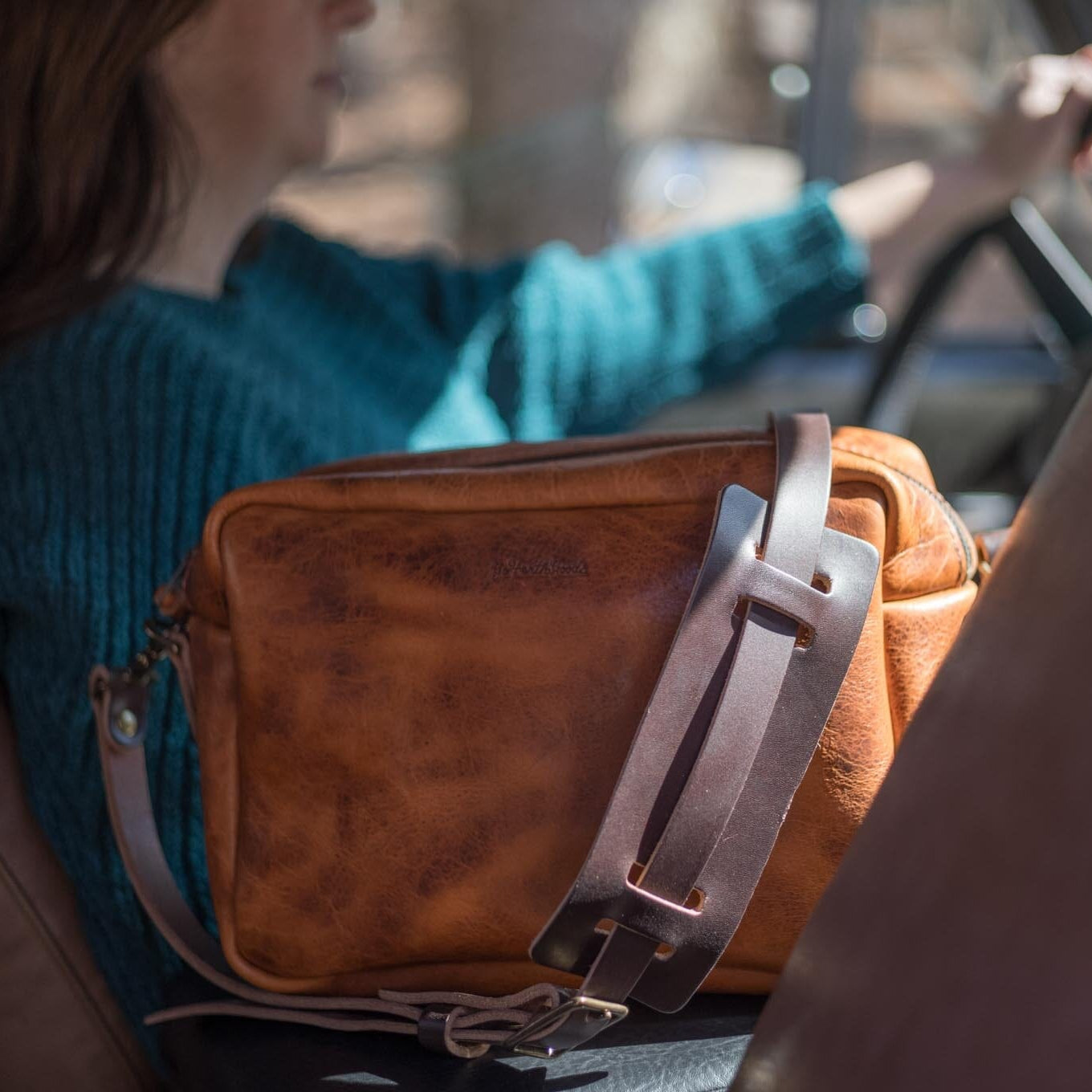 SARAH LEATHER CROSSBODY - MEDIUM - PEANUT BISON